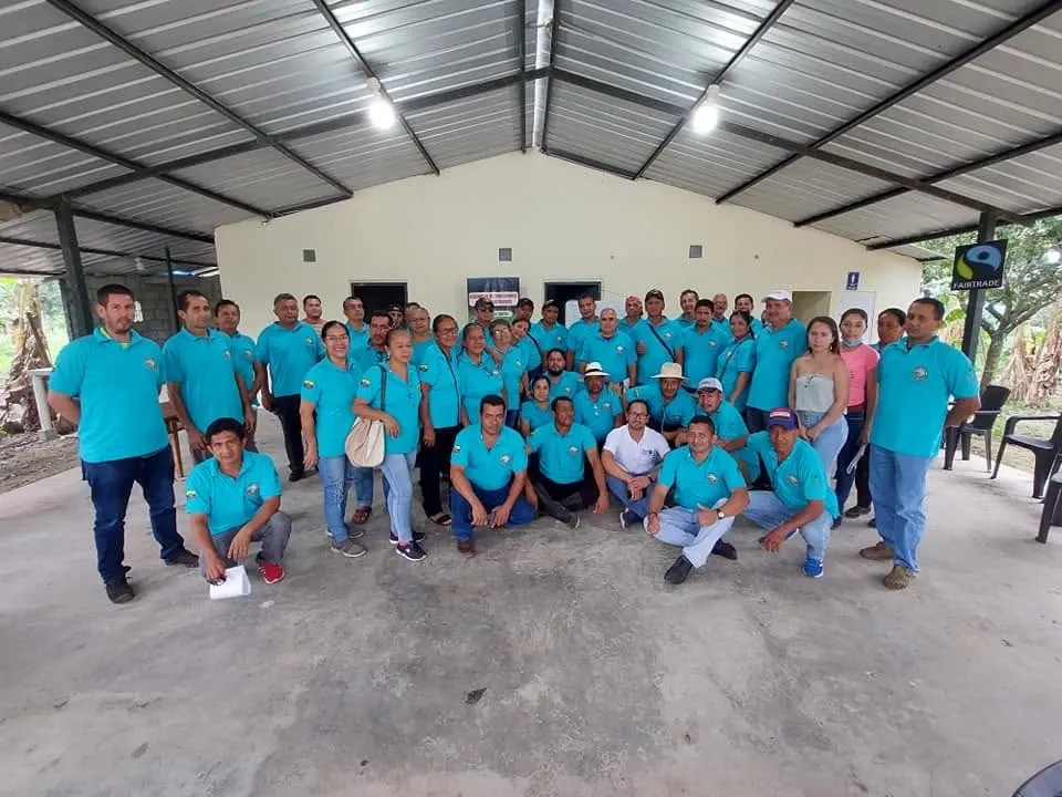 Socias y socios de la asociación con sus camisetas institucionales